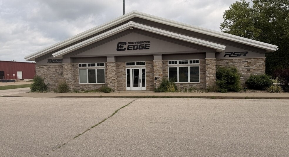 740 Kacena Rd, Hiawatha, IA à vendre - Photo du bâtiment - Image 3 de 12
