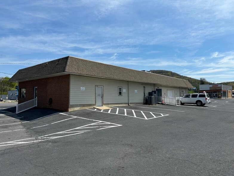 644 Greenville Ave, Staunton, VA à vendre - Photo du bâtiment - Image 2 de 4