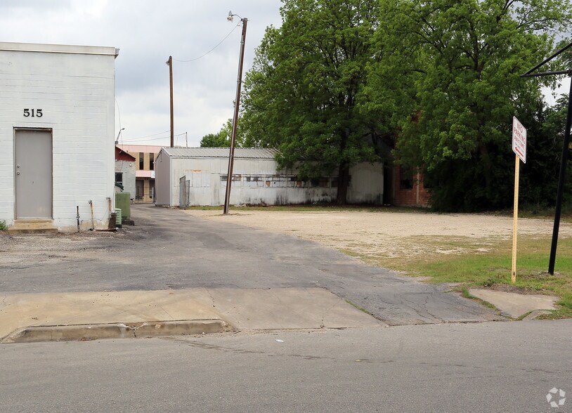 1116 E Houston St, San Antonio, TX à louer - Photo du bâtiment - Image 2 de 8