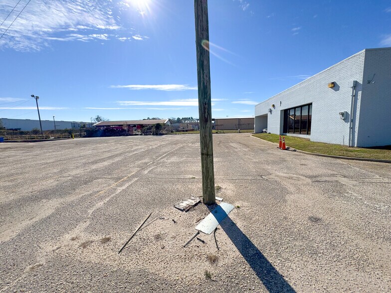 1808 S Craft Hwy, Chickasaw, AL à louer - Photo du bâtiment - Image 3 de 13