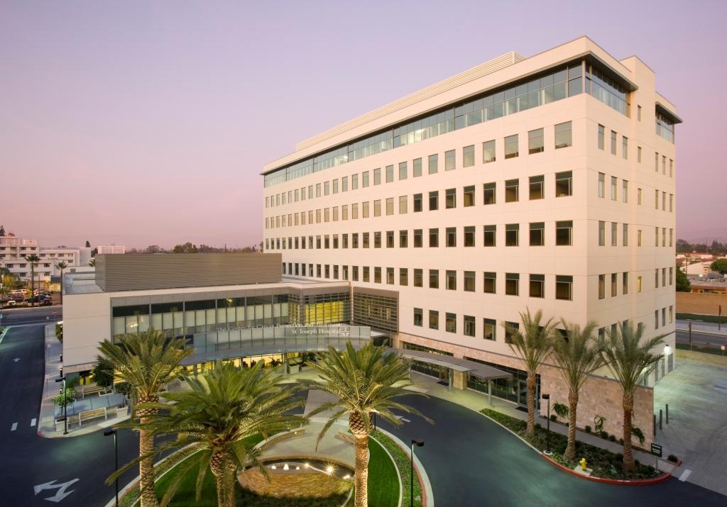 1010 W La Veta Ave, Orange, CA à louer Photo du bâtiment- Image 1 de 6