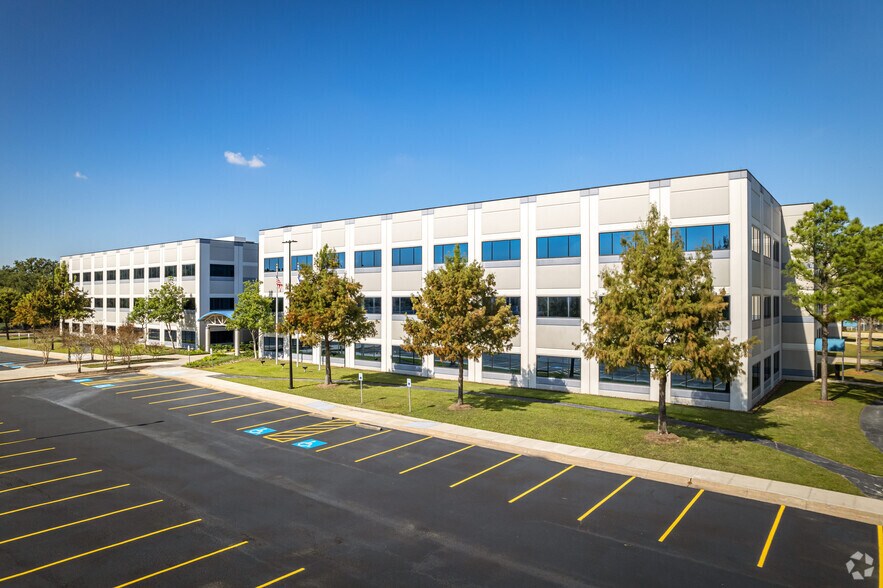 10777 Clay Rd, Houston, TX à louer - Photo du bâtiment - Image 3 de 21