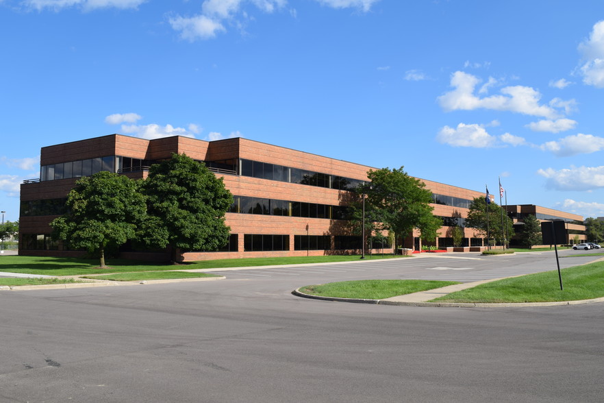 1650-1875 Research Dr, Troy, MI for lease - Building Photo - Image 2 of 25