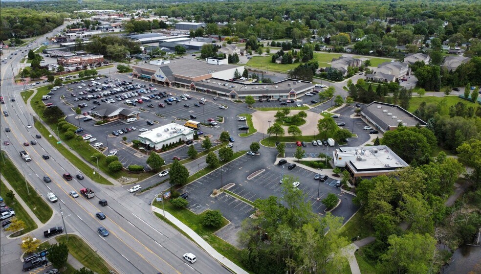 5111-5167 Highland Rd, Waterford, MI for lease - Building Photo - Image 1 of 5