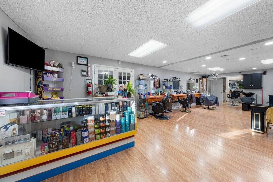 1900 Chapel Hill Rd, Durham, NC for sale - Interior Photo - Image 3 of 9