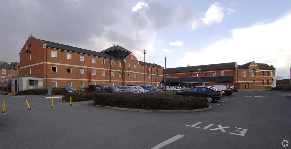 Mile Ln, Coventry à vendre - Photo du bâtiment - Image 2 de 2