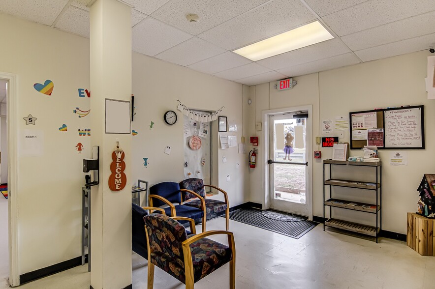 5016 Old Walkertown Rd, Winston-Salem, NC for sale - Lobby - Image 3 of 16