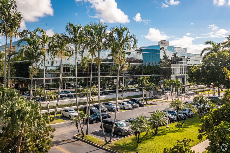 7975 NW 154th St, Miami Lakes, FL à louer - Photo du bâtiment - Image 2 de 13