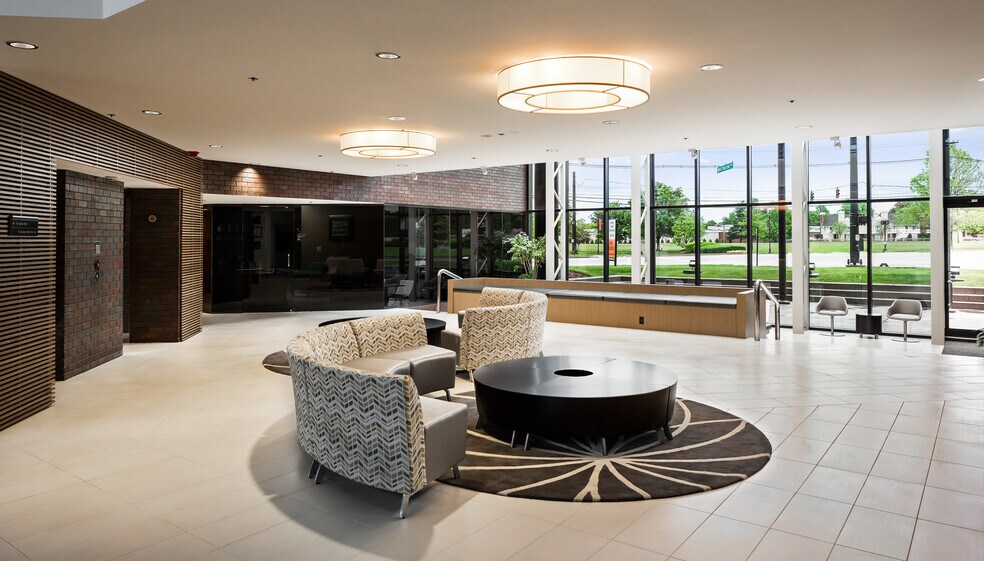 9100 Shelbyville Rd, Louisville, KY à louer - Photo intérieure - Image 3 de 23