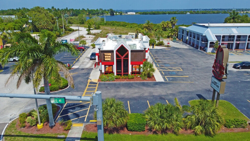 13050 N Cleveland Ave, North Fort Myers, FL à louer - Photo du bâtiment - Image 3 de 6