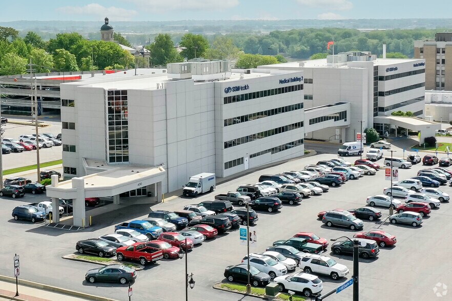 330 First Capitol Dr, Saint Charles, MO à louer - Photo du bâtiment - Image 2 de 4