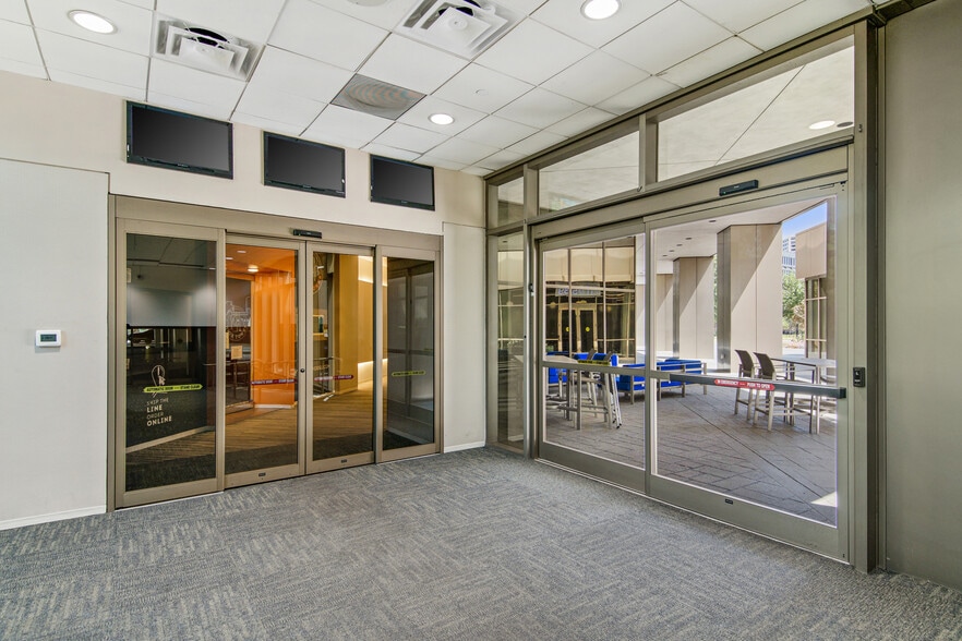 5599 San Felipe St, Houston, TX for lease - Interior Photo - Image 2 of 28