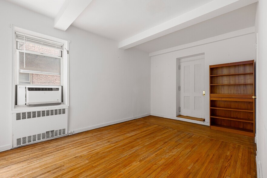 6861 Yellowstone Blvd, Flushing, NY à vendre - Photo du bâtiment - Image 3 de 9