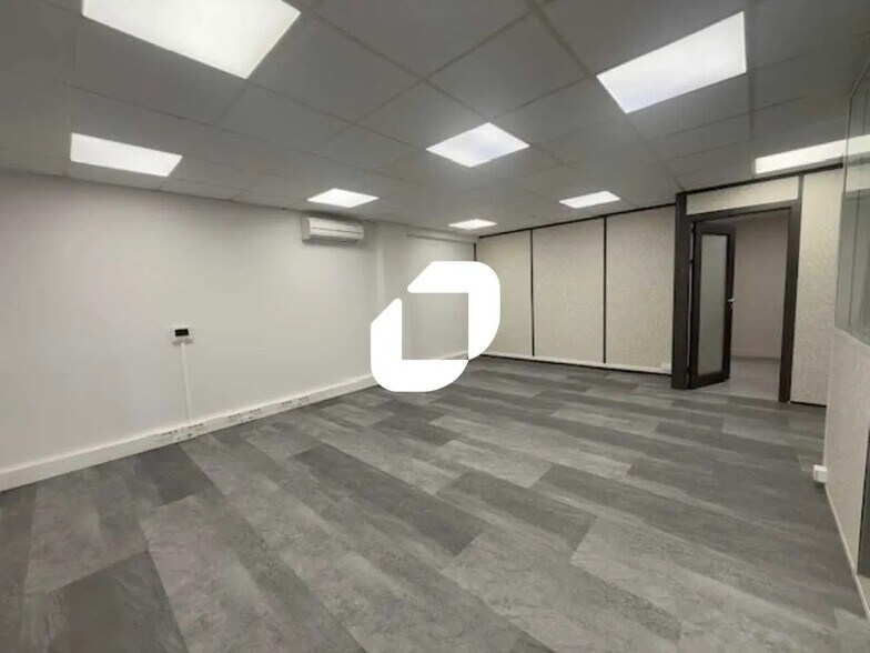 Office in Marines for lease - Interior Photo - Image 3 of 16