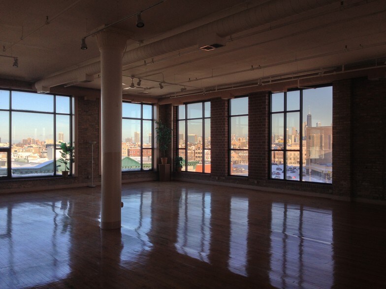 1326 N Milwaukee Ave, Chicago, IL à louer - Photo intérieure - Image 2 de 3