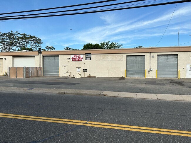 Plus de détails pour 33-51 Bloomingdale Rd, Hicksville, NY - Industriel à louer