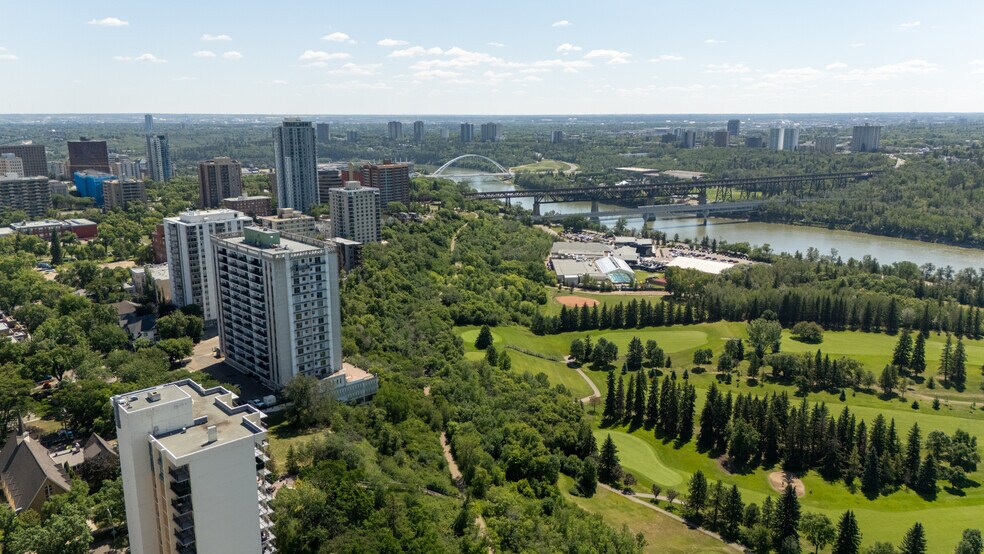 11331 99 Ave, Edmonton, AB à vendre - Photo du bâtiment - Image 2 de 6