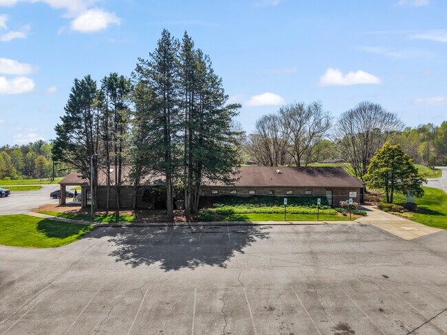 Plus de détails pour 4000 S Swaim Street Ext, Jonesville, NC - Bureau à vendre