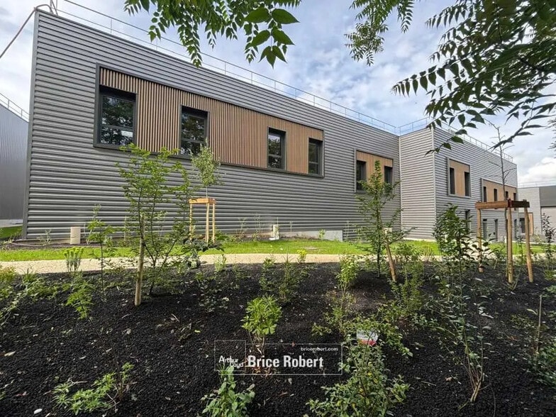 Bureau dans Vénissieux à louer - Photo du bâtiment - Image 2 de 7