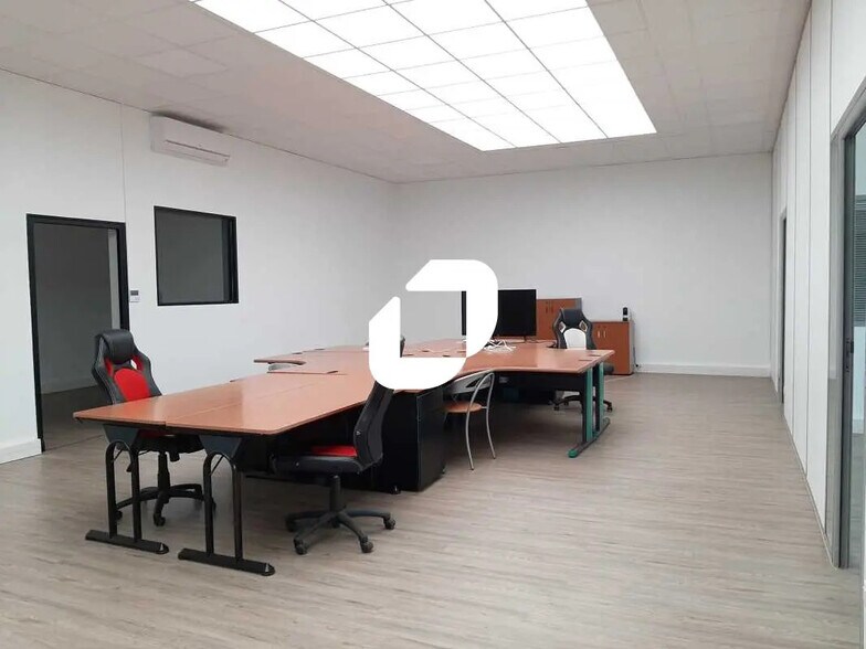 Office in Trappes for lease - Interior Photo - Image 3 of 7