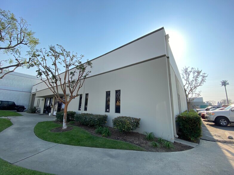 7520-7522 Scout Ave, Bell Gardens, CA à louer - Photo du bâtiment - Image 3 de 5