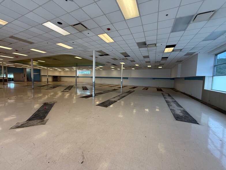 1600 Main St, Follansbee, WV for lease - Interior Photo - Image 3 of 9