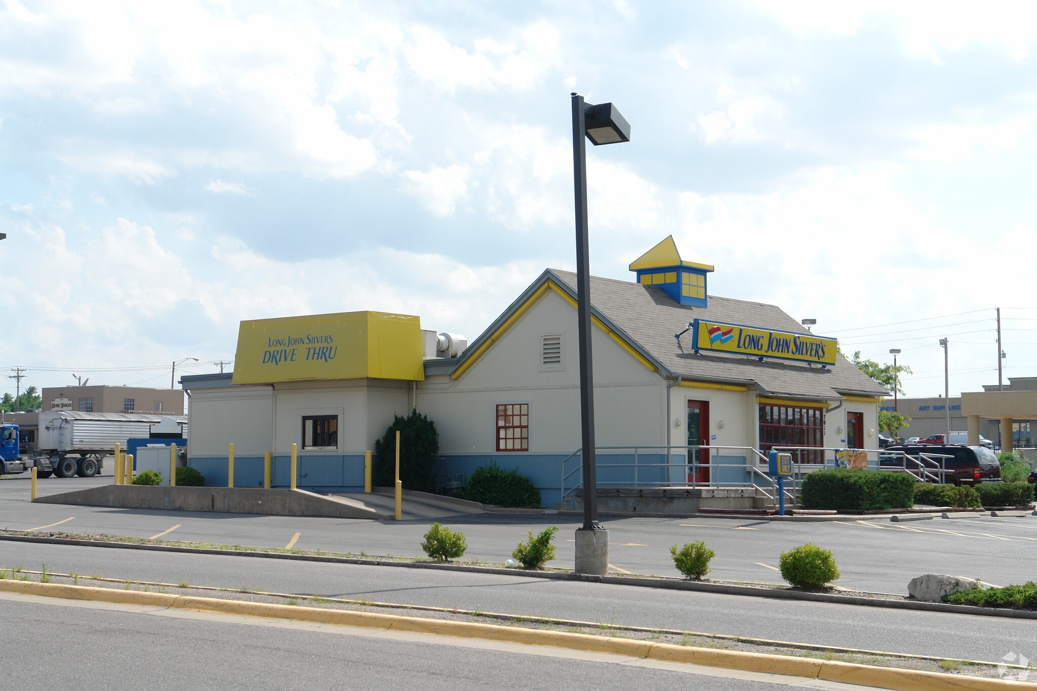 7011 W Central Ave, Wichita, KS for lease Primary Photo- Image 1 of 7