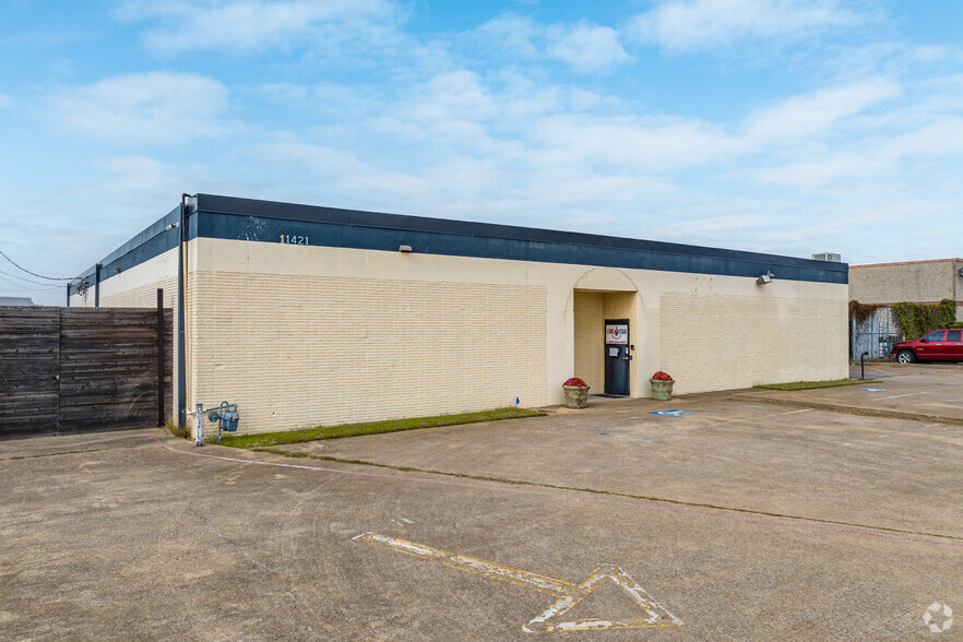 11421 Chairman Dr, Dallas, TX for lease - Primary Photo - Image 1 of 11