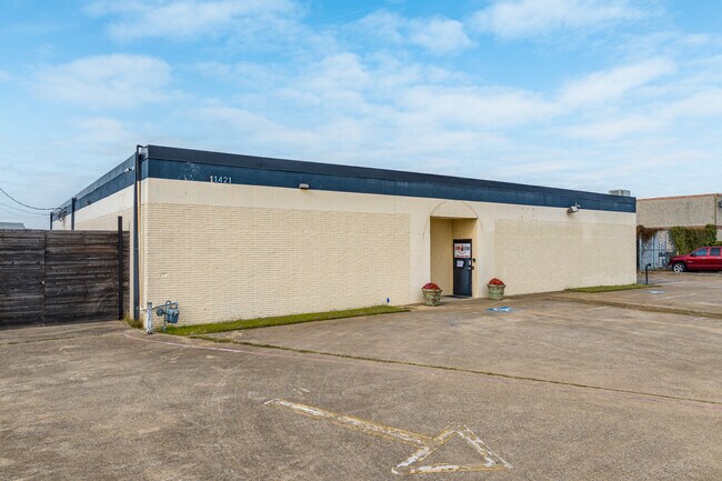 Plus de détails pour 11421 Chairman Dr, Dallas, TX - Local d'activités à louer