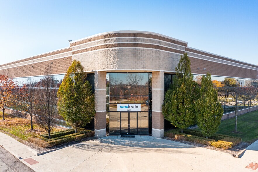 47050 Five Mile Rd, Northville, MI à louer - Photo du bâtiment - Image 2 de 24