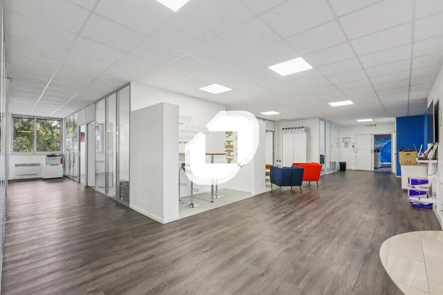 Office in Neuilly-Plaisance for lease - Building Photo - Image 1 of 13