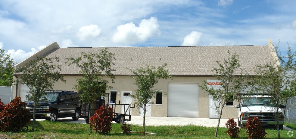 326 NE 3rd Ave, Cape Coral, FL for lease - Building Photo - Image 3 of 11