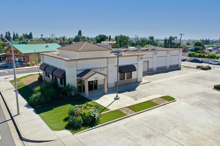 239 N Brea Blvd, Brea, CA à louer - Photo du bâtiment - Image 2 de 10