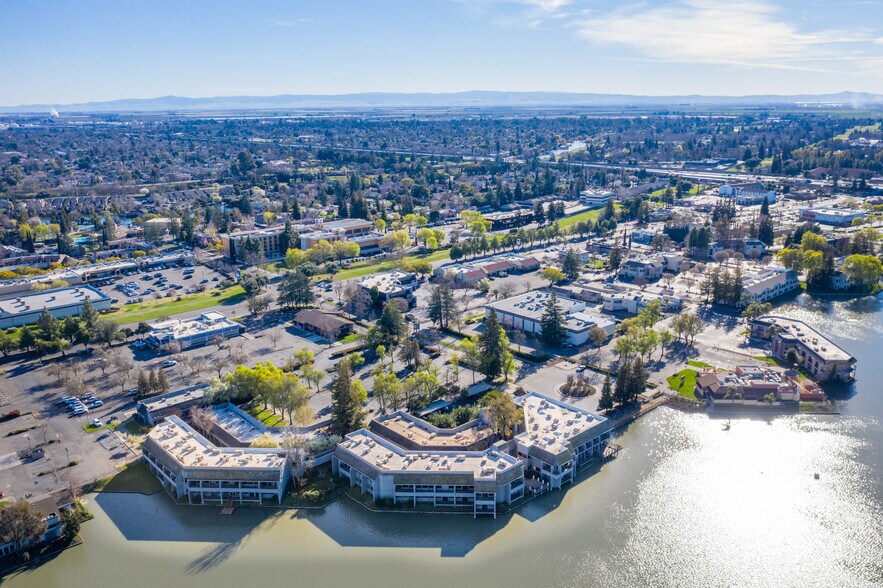 2291 W March Ln, Stockton, CA à louer - Photo du bâtiment - Image 1 de 25