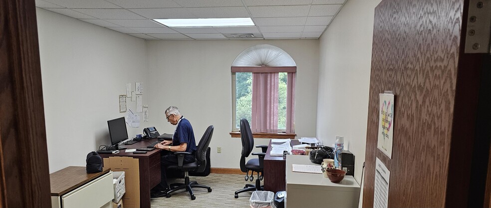2200 Garden Dr, Seven Fields, PA for lease - Interior Photo - Image 3 of 5