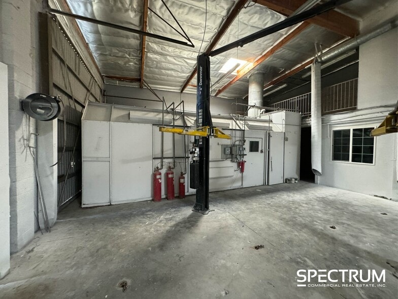 18405 Eddy St, Northridge, CA for lease - Building Photo - Image 2 of 6