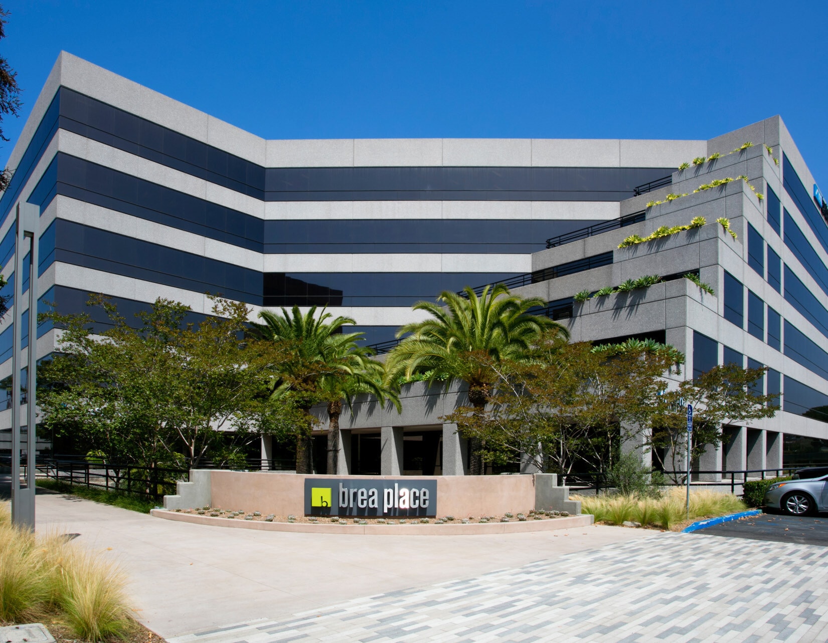 135 S State College Blvd, Brea, CA à louer Photo du bâtiment- Image 1 de 5