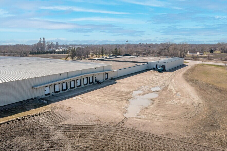 223 1st Ave SE, Clara City, MN à louer - Photo du bâtiment - Image 3 de 10