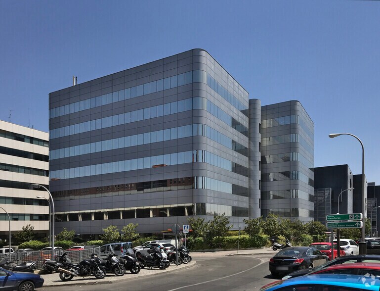 Avenida Manoteras, 24, Madrid, Madrid à louer - Photo du bâtiment - Image 3 de 3