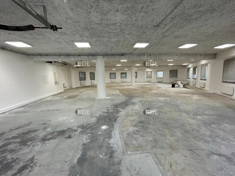 Flex in Nanterre for lease - Interior Photo - Image 2 of 6