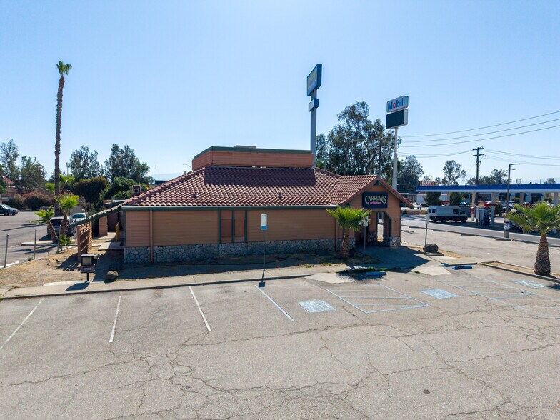 1300 Easton Dr, Bakersfield, CA à louer - Photo du bâtiment - Image 1 de 15