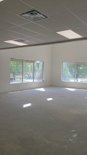 1200 Dolfie Ln, Ennis, TX for lease - Building Photo - Image 3 of 9