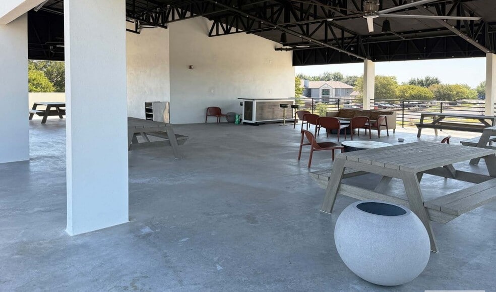 10701 Menchaca Rd, Austin, TX for lease - Building Photo - Image 2 of 7