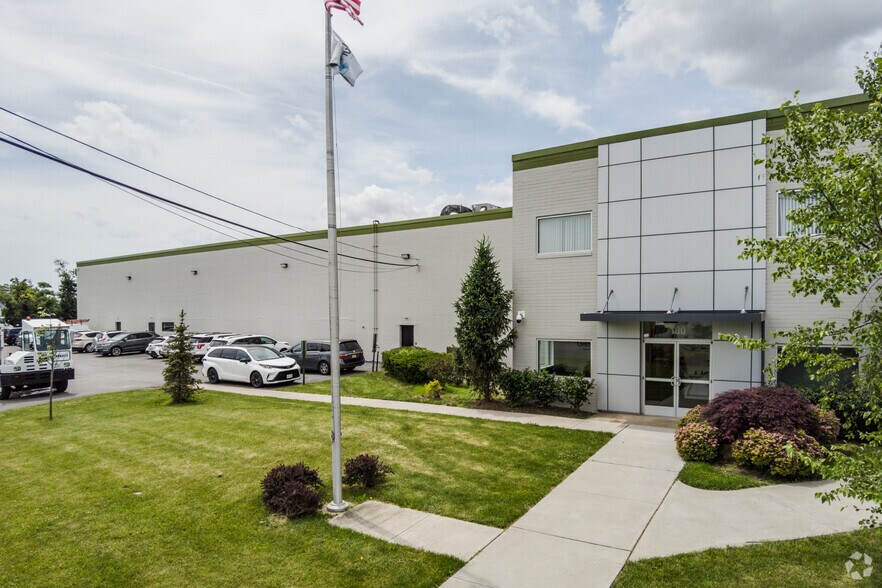 180 Manor Rd, East Rutherford, NJ for lease - Primary Photo - Image 1 of 5