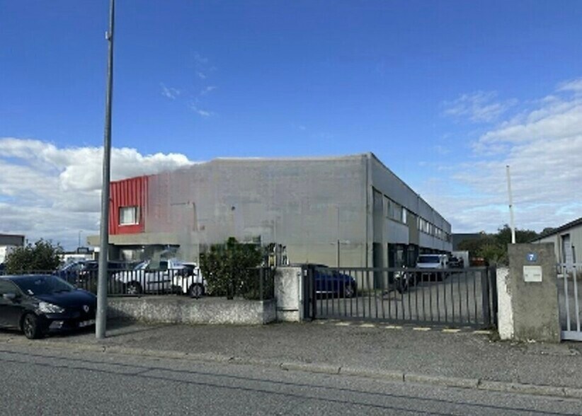 Flex in Chassieu for lease - Building Photo - Image 1 of 5