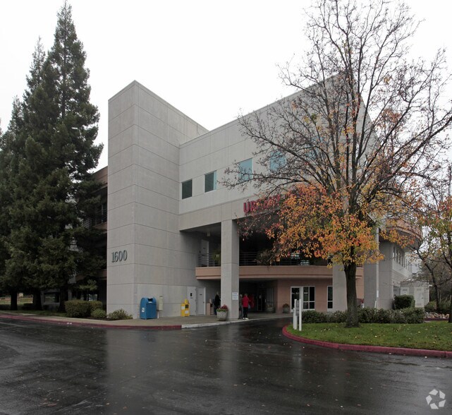 1600 Creekside Dr, Folsom, CA à louer - Photo du bâtiment - Image 1 de 16