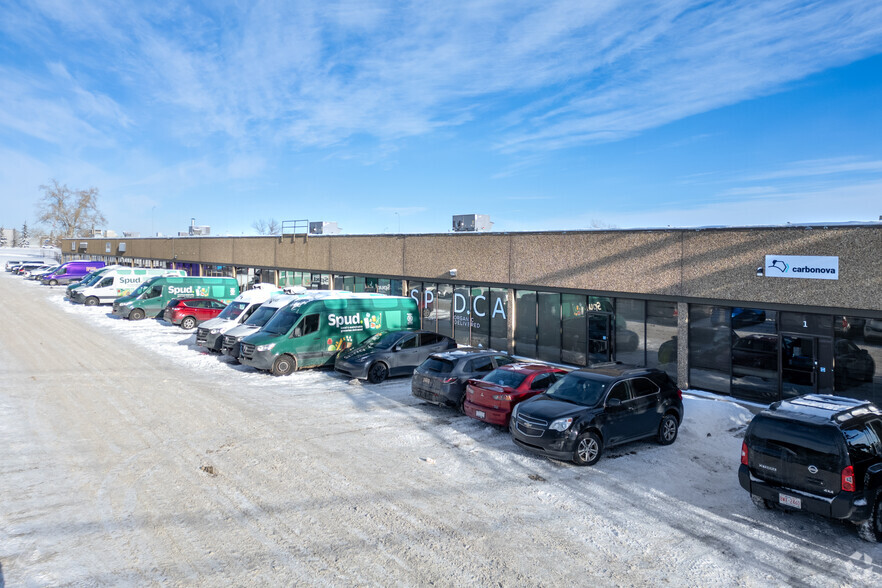 3360 14th Ave NE, Calgary, AB for lease - Primary Photo - Image 1 of 2