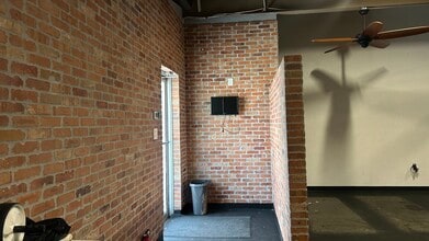 2080 20th St, Sarasota, FL for lease Interior Photo- Image 2 of 7