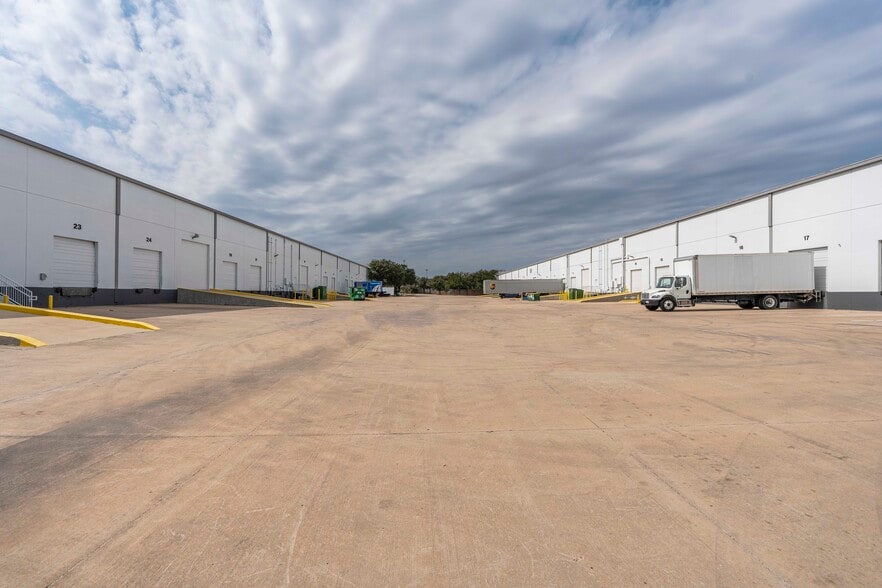 8291 Springdale Rd, Austin, TX for lease - Building Photo - Image 3 of 16