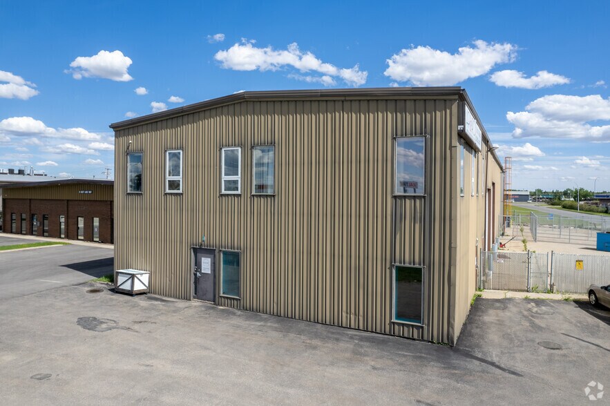 2 East Lake Way NE, Airdrie, AB à vendre - Photo principale - Image 1 de 1